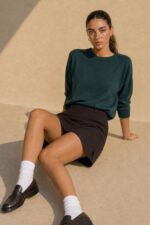 Nickie Soft Viscose Sweater Κωδ¨202026 Χαρακτηριστικά Προϊόντος • Ύφασμα: Super soft viscose blend • Λεπτή, μαλακή πλεκτή ύφανση • Πολύ απαλή αίσθηση στην επιδερμίδα • Ιδανική επιλογή για ευαίσθητες επιδερμίδες και όσες ενοχλούνται εύκολα από πιο τραχιά πλεκτά* • Στρογγυλή λαιμόκοψη με rib τελείωμα • Μανίκι 3/4 με rib τελείωμα • Κανονικό μήκος • Άνετη, χαλαρή εφαρμογή χωρίς να είναι oversized • Ελαφρύ πλεκτό, ιδανικό για φθινόπωρο και άνοιξη • One Size – καλύπτει έως Large Οδηγίες Φροντίδας • Πλύσιμο σε κρύο νερό • Χωρίς στύψιμο • Μην το κρεμάτε βρεγμένο, καθώς το βάρος του νερού μπορεί να αλλοιώσει τη φόρμα του • Στέγνωμα οριζόντια πάνω σε απλώστρα • Μακριά από καλοριφέρ και άλλες άμεσες πηγές θερμότητας • Αποφύγετε το στεγνωτήριο