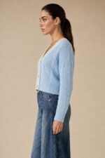 GNT γυναικεία πλεκτή ζακέτα με cable knit σχέδιο, V λαιμόκοψη και contrast λεπτομέρειες. Μαλακό πλεκτό, One Size έως Large