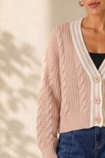 GNT γυναικεία πλεκτή ζακέτα με cable knit σχέδιο, V λαιμόκοψη και contrast λεπτομέρειες. Μαλακό πλεκτό, One Size έως Large