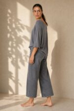 Katia Knitted Top in Grey Κωδ. 7030 Χαρακτηριστικά Προϊόντος • One Size – καλύπτει έως X-Large • Εξαιρετικά λεπτό πλεκτό μεταβατικής εποχής • Modal mix με πολύ απαλή υφή • Skin-friendly σύνθεση • V λαιμόκοψη • Φαρδιά μανίκια 3/4 • Χαλαρή, άνετη γραμμή • Ελαφριά και απαλή αίσθηση πάνω στο σώμα • Ιδανικό για άνοιξη, φθινόπωρο και layering • Nude απόχρωση που συνδυάζεται εύκολα Διαστάσεις ΜΕΓΕΘΟΣ ΣΤΗΘΟΣ ΠΕΡΙΦΕΡΕΙΑ ΜΗΚΟΣ One Size έως 120 cm έως 120 cm ~65 cm Οι διαστάσεις είναι ενδεικτικές λόγω της ελαστικότητας του πλεκτού. Σύνθεση • Modal Mix • Εξαιρετικά λεπτή πλεκτή ύφανση • Πολύ μαλακή & ελαφριά αίσθηση Φροντίδα • Πλύσιμο έως 30°C • Χωρίς έντονο στύψιμο • Στέγνωμα σε επίπεδη επιφάνεια ώστε να διατηρείται το σχήμα του πλεκτού • Όχι στεγνωτήριο