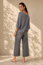 Katia Knitted Top in Grey Κωδ. 7030 Χαρακτηριστικά Προϊόντος • One Size – καλύπτει έως X-Large • Εξαιρετικά λεπτό πλεκτό μεταβατικής εποχής • Modal mix με πολύ απαλή υφή • Skin-friendly σύνθεση • V λαιμόκοψη • Φαρδιά μανίκια 3/4 • Χαλαρή, άνετη γραμμή • Ελαφριά και απαλή αίσθηση πάνω στο σώμα • Ιδανικό για άνοιξη, φθινόπωρο και layering • Nude απόχρωση που συνδυάζεται εύκολα Διαστάσεις ΜΕΓΕΘΟΣ ΣΤΗΘΟΣ ΠΕΡΙΦΕΡΕΙΑ ΜΗΚΟΣ One Size έως 120 cm έως 120 cm ~65 cm Οι διαστάσεις είναι ενδεικτικές λόγω της ελαστικότητας του πλεκτού. Σύνθεση • Modal Mix • Εξαιρετικά λεπτή πλεκτή ύφανση • Πολύ μαλακή & ελαφριά αίσθηση Φροντίδα • Πλύσιμο έως 30°C • Χωρίς έντονο στύψιμο • Στέγνωμα σε επίπεδη επιφάνεια ώστε να διατηρείται το σχήμα του πλεκτού • Όχι στεγνωτήριο