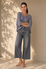 Katia Knitted Top in Grey Κωδ. 7030 Χαρακτηριστικά Προϊόντος • One Size – καλύπτει έως X-Large • Εξαιρετικά λεπτό πλεκτό μεταβατικής εποχής • Modal mix με πολύ απαλή υφή • Skin-friendly σύνθεση • V λαιμόκοψη • Φαρδιά μανίκια 3/4 • Χαλαρή, άνετη γραμμή • Ελαφριά και απαλή αίσθηση πάνω στο σώμα • Ιδανικό για άνοιξη, φθινόπωρο και layering • Nude απόχρωση που συνδυάζεται εύκολα Διαστάσεις ΜΕΓΕΘΟΣ ΣΤΗΘΟΣ ΠΕΡΙΦΕΡΕΙΑ ΜΗΚΟΣ One Size έως 120 cm έως 120 cm ~65 cm Οι διαστάσεις είναι ενδεικτικές λόγω της ελαστικότητας του πλεκτού. Σύνθεση • Modal Mix • Εξαιρετικά λεπτή πλεκτή ύφανση • Πολύ μαλακή & ελαφριά αίσθηση Φροντίδα • Πλύσιμο έως 30°C • Χωρίς έντονο στύψιμο • Στέγνωμα σε επίπεδη επιφάνεια ώστε να διατηρείται το σχήμα του πλεκτού • Όχι στεγνωτήριο