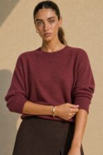 Nickie Soft Viscose Sweater Κωδ¨202026 Χαρακτηριστικά Προϊόντος • Ύφασμα: Super soft viscose blend • Λεπτή, μαλακή πλεκτή ύφανση • Πολύ απαλή αίσθηση στην επιδερμίδα • Ιδανική επιλογή για ευαίσθητες επιδερμίδες και όσες ενοχλούνται εύκολα από πιο τραχιά πλεκτά* • Στρογγυλή λαιμόκοψη με rib τελείωμα • Μανίκι 3/4 με rib τελείωμα • Κανονικό μήκος • Άνετη, χαλαρή εφαρμογή χωρίς να είναι oversized • Ελαφρύ πλεκτό, ιδανικό για φθινόπωρο και άνοιξη • One Size – καλύπτει έως Large Οδηγίες Φροντίδας • Πλύσιμο σε κρύο νερό • Χωρίς στύψιμο • Μην το κρεμάτε βρεγμένο, καθώς το βάρος του νερού μπορεί να αλλοιώσει τη φόρμα του • Στέγνωμα οριζόντια πάνω σε απλώστρα • Μακριά από καλοριφέρ και άλλες άμεσες πηγές θερμότητας • Αποφύγετε το στεγνωτήριο