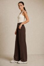 Crepe Double Παντελόνα Κωδ:21926 Χαρακτηριστικά Προϊόντος • Ύφασμα: Crepe • Γραμμή: Wide Leg / oversized • Ψηλόμεση εφαρμογή • Ιδιαίτερη σταυρωτή double λεπτομέρεια στη μέση • Διακοσμητικά μεταλλικά κουμπιά στο μπροστινό μέρος • Πιέτες μπροστά για πιο αέρινη εφαρμογή • Λάστιχο στο πίσω μέρος της μέσης για μεγαλύτερη άνεση • Πλαϊνές τσέπες • Πολύ φαρδιά, μακριά μπατζάκια • Ρευστή εφαρμογή με όμορφη κίνηση • Άνετη oversized γραμμή • One Size – καλύπτει από Medium Plus έως X-Large Οδηγίες Φροντίδας • Πλύσιμο έως 30°C • Χωρίς στύψιμο • Φυσικό στέγνωμα • Σιδέρωμα σε χαμηλή θερμοκρασία με προστατευτικό πανάκι