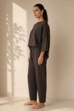 Set Viscose Loungewear in Brown Κωδ:18226 Χαρακτηριστικά Προϊόντος • Σετ μπλούζα & παντελόνι • One Size – καλύπτει έως X-Large • Ύφασμα: Πολύ μαλακή σύνθεση με viscose • Loose μπλούζα με φαρδύ μανίκι για άνετη εφαρμογή • Παντελόνι 7/8 μήκους, carrot fit • Ελαστική μέση για καλύτερη προσαρμογή • Πρακτικές πλαϊνές τσέπες • Απαλό, ελαφρύ και breathable ύφασμα • Κατάλληλο για καθημερινά, travel & loungewear looks • Non-iron ύφασμα Διαστάσεις (flat) • Στήθος μπλούζας: έως 120 cm • Μήκος μπλούζας: περίπου 68 cm • Μέση παντελονιού: 70–100 cm (ελαστική) • Περιφέρεια: έως 110 cm • Μήκος παντελονιού: περίπου 92 cm Φροντίδα • Πλύσιμο έως 30°C • Χωρίς στύψιμο