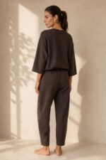 Set Viscose Loungewear in Brown Κωδ:18226 Χαρακτηριστικά Προϊόντος • Σετ μπλούζα & παντελόνι • One Size – καλύπτει έως X-Large • Ύφασμα: Πολύ μαλακή σύνθεση με viscose • Loose μπλούζα με φαρδύ μανίκι για άνετη εφαρμογή • Παντελόνι 7/8 μήκους, carrot fit • Ελαστική μέση για καλύτερη προσαρμογή • Πρακτικές πλαϊνές τσέπες • Απαλό, ελαφρύ και breathable ύφασμα • Κατάλληλο για καθημερινά, travel & loungewear looks • Non-iron ύφασμα Διαστάσεις (flat) • Στήθος μπλούζας: έως 120 cm • Μήκος μπλούζας: περίπου 68 cm • Μέση παντελονιού: 70–100 cm (ελαστική) • Περιφέρεια: έως 110 cm • Μήκος παντελονιού: περίπου 92 cm Φροντίδα • Πλύσιμο έως 30°C • Χωρίς στύψιμο
