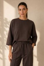Set Viscose Loungewear in Brown Κωδ:18226 Χαρακτηριστικά Προϊόντος • Σετ μπλούζα & παντελόνι • One Size – καλύπτει έως X-Large • Ύφασμα: Πολύ μαλακή σύνθεση με viscose • Loose μπλούζα με φαρδύ μανίκι για άνετη εφαρμογή • Παντελόνι 7/8 μήκους, carrot fit • Ελαστική μέση για καλύτερη προσαρμογή • Πρακτικές πλαϊνές τσέπες • Απαλό, ελαφρύ και breathable ύφασμα • Κατάλληλο για καθημερινά, travel & loungewear looks • Non-iron ύφασμα Διαστάσεις (flat) • Στήθος μπλούζας: έως 120 cm • Μήκος μπλούζας: περίπου 68 cm • Μέση παντελονιού: 70–100 cm (ελαστική) • Περιφέρεια: έως 110 cm • Μήκος παντελονιού: περίπου 92 cm Φροντίδα • Πλύσιμο έως 30°C • Χωρίς στύψιμο