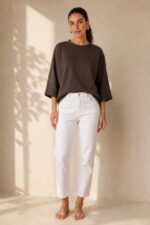 Viscose Φούτερ Top Κωδικός: 182 Χαρακτηριστικά Προϊόντος • One Size – καλύπτει έως X-Large • Πολύ μαλακή σύνθεση με viscose • Loose, άνετη εφαρμογή • Φαρδύ μανίκι • Απαλό, ελαφρύ & breathable ύφασμα • Δεν διαφανίζει • Δεν πιέζει το σώμα • Ιδανικό για everyday, travel & loungewear looks • Non-iron ύφασμα Διαστάσεις • Στήθος: έως 120 cm • Μήκος: περίπου 68 cm Φροντίδα • Πλύσιμο έως 30°C • Χωρίς στύψιμο • Φυσικό στέγνωμα • Δεν απαιτεί σιδέρωμα