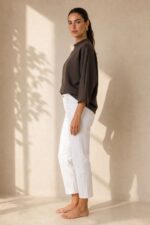 Viscose Φούτερ Top Κωδικός: 182 Χαρακτηριστικά Προϊόντος • One Size – καλύπτει έως X-Large • Πολύ μαλακή σύνθεση με viscose • Loose, άνετη εφαρμογή • Φαρδύ μανίκι • Απαλό, ελαφρύ & breathable ύφασμα • Δεν διαφανίζει • Δεν πιέζει το σώμα • Ιδανικό για everyday, travel & loungewear looks • Non-iron ύφασμα Διαστάσεις • Στήθος: έως 120 cm • Μήκος: περίπου 68 cm Φροντίδα • Πλύσιμο έως 30°C • Χωρίς στύψιμο • Φυσικό στέγνωμα • Δεν απαιτεί σιδέρωμα