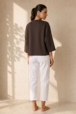 Viscose Φούτερ Top Κωδικός: 182 Χαρακτηριστικά Προϊόντος • One Size – καλύπτει έως X-Large • Πολύ μαλακή σύνθεση με viscose • Loose, άνετη εφαρμογή • Φαρδύ μανίκι • Απαλό, ελαφρύ & breathable ύφασμα • Δεν διαφανίζει • Δεν πιέζει το σώμα • Ιδανικό για everyday, travel & loungewear looks • Non-iron ύφασμα Διαστάσεις • Στήθος: έως 120 cm • Μήκος: περίπου 68 cm Φροντίδα • Πλύσιμο έως 30°C • Χωρίς στύψιμο • Φυσικό στέγνωμα • Δεν απαιτεί σιδέρωμα