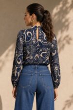 Neckhalter Sheer Pattern Top Κωδ:2221 Χαρακτηριστικά Προϊόντος • One Size – καλύπτει έως Large •  Ύφασμα: Ελαφρύ, αέρινο printed sheer συνθετικό ύφασμα • Ανάλαφρη ημιδιάφανη υφή • All-over εμπριμέ σχέδιο • Απαλή αίσθηση και ρευστή εφαρμογή • Neckhalter λαιμόκοψη • Voluminous puff sleeves – φουσκωτά μανίκια με όγκο • Κλείσιμο με κουμπί στην πλάτη Φροντίδα • Πλύσιμο έως 30°C • Χωρίς στύψιμο • Φυσικό στέγνωμα • Non-iron 