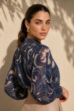 Neckhalter Sheer Pattern Top Κωδ:2221 Χαρακτηριστικά Προϊόντος • One Size – καλύπτει έως Large •  Ύφασμα: Ελαφρύ, αέρινο printed sheer συνθετικό ύφασμα • Ανάλαφρη ημιδιάφανη υφή • All-over εμπριμέ σχέδιο • Απαλή αίσθηση και ρευστή εφαρμογή • Neckhalter λαιμόκοψη • Voluminous puff sleeves – φουσκωτά μανίκια με όγκο • Κλείσιμο με κουμπί στην πλάτη Φροντίδα • Πλύσιμο έως 30°C • Χωρίς στύψιμο • Φυσικό στέγνωμα • Non-iron 