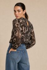 Neckhalter Sheer Pattern Top Κωδ:2221 Χαρακτηριστικά Προϊόντος • One Size – καλύπτει έως Large •  Ύφασμα: Ελαφρύ, αέρινο printed sheer συνθετικό ύφασμα • Ανάλαφρη ημιδιάφανη υφή • All-over εμπριμέ σχέδιο • Απαλή αίσθηση και ρευστή εφαρμογή • Neckhalter λαιμόκοψη • Voluminous puff sleeves – φουσκωτά μανίκια με όγκο • Κλείσιμο με κουμπί στην πλάτη Φροντίδα • Πλύσιμο έως 30°C • Χωρίς στύψιμο • Φυσικό στέγνωμα • Non-iron 