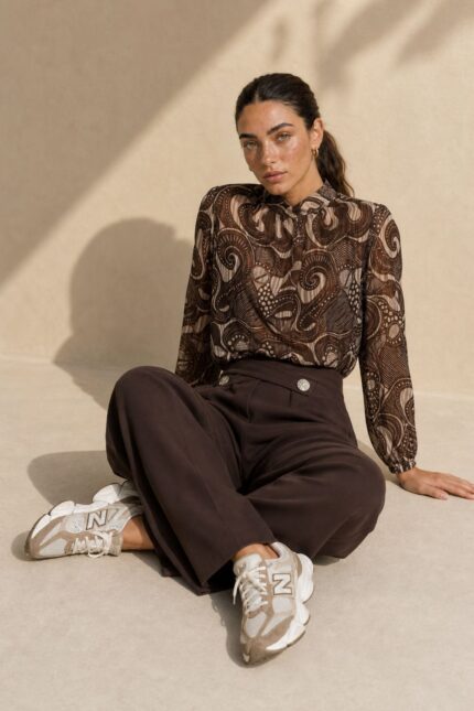 Neckhalter Sheer Pattern Top Κωδ:2221 Χαρακτηριστικά Προϊόντος • One Size – καλύπτει έως Large •  Ύφασμα: Ελαφρύ, αέρινο printed sheer συνθετικό ύφασμα • Ανάλαφρη ημιδιάφανη υφή • All-over εμπριμέ σχέδιο • Απαλή αίσθηση και ρευστή εφαρμογή • Neckhalter λαιμόκοψη • Voluminous puff sleeves – φουσκωτά μανίκια με όγκο • Κλείσιμο με κουμπί στην πλάτη Φροντίδα • Πλύσιμο έως 30°C • Χωρίς στύψιμο • Φυσικό στέγνωμα • Non-iron 