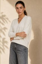 Viscose  Oversized Sweater Κωδ:star Χαρακτηριστικά Προϊόντος • One Size – καλύπτει έως Large Plus • Σύνθεση: Viscose mix • Πολύ απαλή πλεκτή υφή • Oversized / loose γραμμή • V λαιμόκοψη • Κανονικό μήκος • Rib τελείωμα στη λαιμόκοψη, στα μανίκια και στο κάτω μέρος • Ελαφρύ και άνετο στην εφαρμογή • Non-iron Οδηγίες Φροντίδας • Πλύσιμο σε κρύο νερό • Χωρίς στύψιμο • Στέγνωμα οριζόντια πάνω στην απλώστρα, ώστε να διατηρείται σωστά η φόρμα του πλεκτού • Όχι κρεμαστό όσο είναι βρεγμένο • Όχι επαφή με καλοριφέρ ή άμεση πηγή θερμότητας • Non-iron