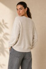 Viscose  Oversized Sweater Κωδ:star Χαρακτηριστικά Προϊόντος • One Size – καλύπτει έως Large Plus • Σύνθεση: Viscose mix • Πολύ απαλή πλεκτή υφή • Oversized / loose γραμμή • V λαιμόκοψη • Κανονικό μήκος • Rib τελείωμα στη λαιμόκοψη, στα μανίκια και στο κάτω μέρος • Ελαφρύ και άνετο στην εφαρμογή • Non-iron Οδηγίες Φροντίδας • Πλύσιμο σε κρύο νερό • Χωρίς στύψιμο • Στέγνωμα οριζόντια πάνω στην απλώστρα, ώστε να διατηρείται σωστά η φόρμα του πλεκτού • Όχι κρεμαστό όσο είναι βρεγμένο • Όχι επαφή με καλοριφέρ ή άμεση πηγή θερμότητας • Non-iron