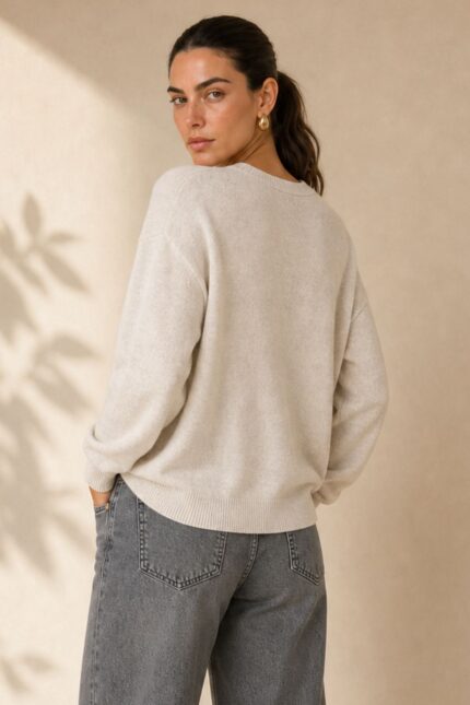 Viscose  Oversized Sweater Κωδ:star Χαρακτηριστικά Προϊόντος • One Size – καλύπτει έως Large Plus • Σύνθεση: Viscose mix • Πολύ απαλή πλεκτή υφή • Oversized / loose γραμμή • V λαιμόκοψη • Κανονικό μήκος • Rib τελείωμα στη λαιμόκοψη, στα μανίκια και στο κάτω μέρος • Ελαφρύ και άνετο στην εφαρμογή • Non-iron Οδηγίες Φροντίδας • Πλύσιμο σε κρύο νερό • Χωρίς στύψιμο • Στέγνωμα οριζόντια πάνω στην απλώστρα, ώστε να διατηρείται σωστά η φόρμα του πλεκτού • Όχι κρεμαστό όσο είναι βρεγμένο • Όχι επαφή με καλοριφέρ ή άμεση πηγή θερμότητας • Non-iron