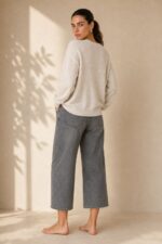 Viscose  Oversized Sweater Κωδ:star Χαρακτηριστικά Προϊόντος • One Size – καλύπτει έως Large Plus • Σύνθεση: Viscose mix • Πολύ απαλή πλεκτή υφή • Oversized / loose γραμμή • V λαιμόκοψη • Κανονικό μήκος • Rib τελείωμα στη λαιμόκοψη, στα μανίκια και στο κάτω μέρος • Ελαφρύ και άνετο στην εφαρμογή • Non-iron Οδηγίες Φροντίδας • Πλύσιμο σε κρύο νερό • Χωρίς στύψιμο • Στέγνωμα οριζόντια πάνω στην απλώστρα, ώστε να διατηρείται σωστά η φόρμα του πλεκτού • Όχι κρεμαστό όσο είναι βρεγμένο • Όχι επαφή με καλοριφέρ ή άμεση πηγή θερμότητας • Non-iron