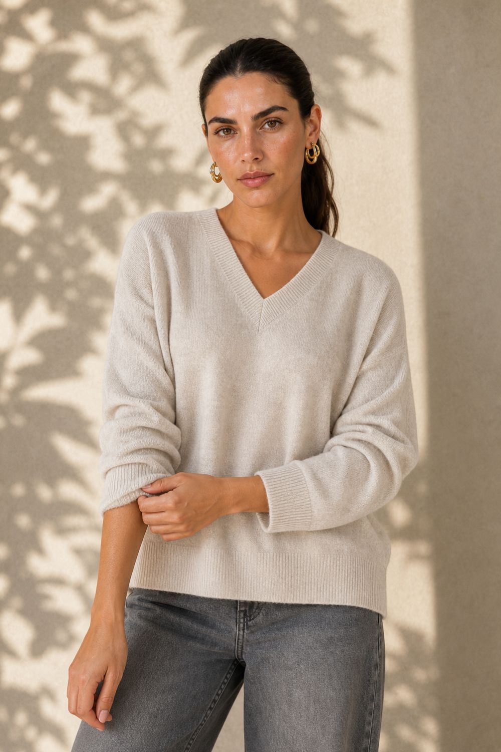Viscose Oversized Sweater Κωδ:star Χαρακτηριστικά Προϊόντος • One Size – καλύπτει έως Large Plus • Σύνθεση: Viscose mix • Πολύ απαλή πλεκτή υφή • Oversized / loose γραμμή • V λαιμόκοψη • Κανονικό μήκος • Rib τελείωμα στη λαιμόκοψη, στα μανίκια και στο κάτω μέρος • Ελαφρύ και άνετο στην εφαρμογή • Non-iron Οδηγίες Φροντίδας • Πλύσιμο σε κρύο νερό • Χωρίς στύψιμο • Στέγνωμα οριζόντια πάνω στην απλώστρα, ώστε να διατηρείται σωστά η φόρμα του πλεκτού • Όχι κρεμαστό όσο είναι βρεγμένο • Όχι επαφή με καλοριφέρ ή άμεση πηγή θερμότητας • Non-iron Viscose Oversized Sweater Κωδ:star Χαρακτηριστικά Προϊόντος • One Size – καλύπτει έως Large Plus • Σύνθεση: Viscose mix • Πολύ απαλή πλεκτή υφή • Oversized / loose γραμμή • V λαιμόκοψη • Κανονικό μήκος • Rib τελείωμα στη λαιμόκοψη, στα μανίκια και στο κάτω μέρος • Ελαφρύ και άνετο στην εφαρμογή • Non-iron Οδηγίες Φροντίδας • Πλύσιμο σε κρύο νερό • Χωρίς στύψιμο • Στέγνωμα οριζόντια πάνω στην απλώστρα, ώστε να διατηρείται σωστά η φόρμα του πλεκτού • Όχι κρεμαστό όσο είναι βρεγμένο • Όχι επαφή με καλοριφέρ ή άμεση πηγή θερμότητας • Non-iron