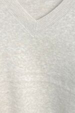 Viscose  Oversized Sweater Κωδ:star Χαρακτηριστικά Προϊόντος • One Size – καλύπτει έως Large Plus • Σύνθεση: Viscose mix • Πολύ απαλή πλεκτή υφή • Oversized / loose γραμμή • V λαιμόκοψη • Κανονικό μήκος • Rib τελείωμα στη λαιμόκοψη, στα μανίκια και στο κάτω μέρος • Ελαφρύ και άνετο στην εφαρμογή • Non-iron Οδηγίες Φροντίδας • Πλύσιμο σε κρύο νερό • Χωρίς στύψιμο • Στέγνωμα οριζόντια πάνω στην απλώστρα, ώστε να διατηρείται σωστά η φόρμα του πλεκτού • Όχι κρεμαστό όσο είναι βρεγμένο • Όχι επαφή με καλοριφέρ ή άμεση πηγή θερμότητας • Non-iron