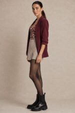 Shop the look Fall Skort edition Ένα ολοκληρωμένο fall look σε burgundy, brown & beige αποχρώσεις, σχεδιασμένο για εύκολο day-to-night styling. Το floral draped top δίνει θηλυκότητα, το skort κρατά το look άνετο και σύγχρονο, ενώ το burgundy blazer ολοκληρώνει το outfit με πιο polished χαρακτήρα. Shop the complete look & get -20% ✨ Angel Skort in taupe Draped Floral Top Jackie Jacket in Burgundy 