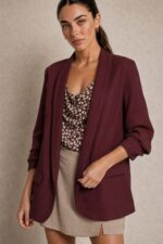 Shop the look Fall Skort edition Ένα ολοκληρωμένο fall look σε burgundy, brown & beige αποχρώσεις, σχεδιασμένο για εύκολο day-to-night styling. Το floral draped top δίνει θηλυκότητα, το skort κρατά το look άνετο και σύγχρονο, ενώ το burgundy blazer ολοκληρώνει το outfit με πιο polished χαρακτήρα. Shop the complete look & get -20% ✨ Angel Skort in taupe Draped Floral Top Jackie Jacket in Burgundy 