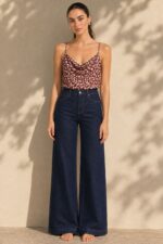 Draped top με floral print Χαρακτηριστικά Προϊόντος • One Size – καλύπτει έως Large • Σύνθεση: 87% Viscose, 13% Polyamide • Draped / cowl λαιμόκοψη με απαλή πτώση • Λεπτές τιράντες • Μικρό all-over floral print • Ρευστή και άνετη γραμμή • Απαλή viscose blend υφή • Non-iron ύφασμα Διαστάσεις One Size Μέτρηση Στήθος έως 105 cm Κοιλιά έως 98 cm Περιφέρεια έως 108 cm Μήκος 63 cm Οδηγίες Φροντίδας • Πλύσιμο έως 30°C • Στύψιμο μόνο σε χαμηλές στροφές • Όχι στεγνωτήριο • Δεν χρειάζεται σιδέρωμα / non-iron • Όχι λευκαντικό