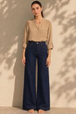 North Crepe Mao Neck Oversized Πουκαμίσα in Camel κωδ:1926 Χαρακτηριστικά Γραμμή: Άνετη / Oversized Γιακάς: Mao neck V λαιμόκοψη με κουμπιά Τσέπη στο μπροστινό μέρος Roll-up μανίκια με κουμπάκι Ασύμμετρο μήκος Ανάλαφρο crepe ύφασμα Non Iron – δεν απαιτεί σιδέρωμα One Size – καλύπτει έως X-Large Περιφέρεια στήθους έως περίπου 120 cm Ενδεικτικές Διαστάσεις Μέγεθος Στήθος Μήκος εμπρός Μήκος πίσω One Size έως 120 cm ~68 cm ~74 cm Οδηγίες Φροντίδας Πλύσιμο έως 30°C Χωρίς στύψιμο Φυσικό στέγνωμα Non Iron
