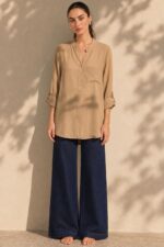 North Crepe Mao Neck Oversized Πουκαμίσα in Camel κωδ:1926 Χαρακτηριστικά Γραμμή: Άνετη / Oversized Γιακάς: Mao neck V λαιμόκοψη με κουμπιά Τσέπη στο μπροστινό μέρος Roll-up μανίκια με κουμπάκι Ασύμμετρο μήκος Ανάλαφρο crepe ύφασμα Non Iron – δεν απαιτεί σιδέρωμα One Size – καλύπτει έως X-Large Περιφέρεια στήθους έως περίπου 120 cm Ενδεικτικές Διαστάσεις Μέγεθος Στήθος Μήκος εμπρός Μήκος πίσω One Size έως 120 cm ~68 cm ~74 cm Οδηγίες Φροντίδας Πλύσιμο έως 30°C Χωρίς στύψιμο Φυσικό στέγνωμα Non Iron