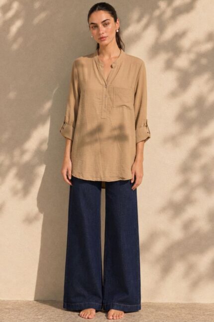 North Crepe Mao Neck Oversized Πουκαμίσα in Camel κωδ:1926 Χαρακτηριστικά Γραμμή: Άνετη / Oversized Γιακάς: Mao neck V λαιμόκοψη με κουμπιά Τσέπη στο μπροστινό μέρος Roll-up μανίκια με κουμπάκι Ασύμμετρο μήκος Ανάλαφρο crepe ύφασμα Non Iron – δεν απαιτεί σιδέρωμα One Size – καλύπτει έως X-Large Περιφέρεια στήθους έως περίπου 120 cm Ενδεικτικές Διαστάσεις Μέγεθος Στήθος Μήκος εμπρός Μήκος πίσω One Size έως 120 cm ~68 cm ~74 cm Οδηγίες Φροντίδας Πλύσιμο έως 30°C Χωρίς στύψιμο Φυσικό στέγνωμα Non Iron