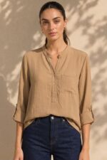 North Crepe Mao Neck Oversized Πουκαμίσα in Camel κωδ:1926 Χαρακτηριστικά Γραμμή: Άνετη / Oversized Γιακάς: Mao neck V λαιμόκοψη με κουμπιά Τσέπη στο μπροστινό μέρος Roll-up μανίκια με κουμπάκι Ασύμμετρο μήκος Ανάλαφρο crepe ύφασμα Non Iron – δεν απαιτεί σιδέρωμα One Size – καλύπτει έως X-Large Περιφέρεια στήθους έως περίπου 120 cm Ενδεικτικές Διαστάσεις Μέγεθος Στήθος Μήκος εμπρός Μήκος πίσω One Size έως 120 cm ~68 cm ~74 cm Οδηγίες Φροντίδας Πλύσιμο έως 30°C Χωρίς στύψιμο Φυσικό στέγνωμα Non Iron