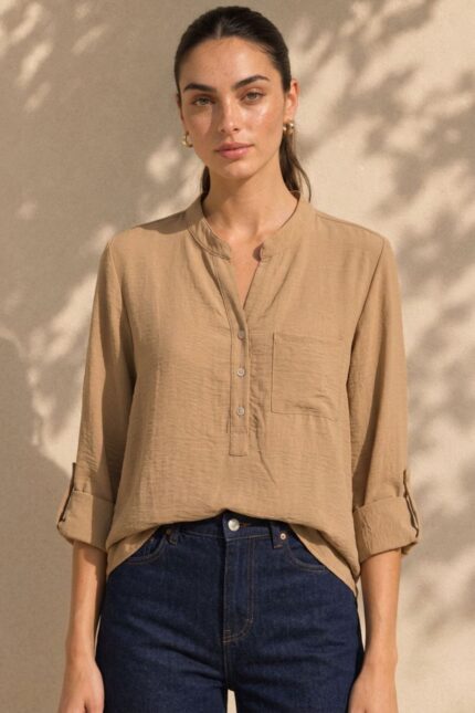 North Crepe Mao Neck Oversized Πουκαμίσα in Camel κωδ:1926 Χαρακτηριστικά Γραμμή: Άνετη / Oversized Γιακάς: Mao neck V λαιμόκοψη με κουμπιά Τσέπη στο μπροστινό μέρος Roll-up μανίκια με κουμπάκι Ασύμμετρο μήκος Ανάλαφρο crepe ύφασμα Non Iron – δεν απαιτεί σιδέρωμα One Size – καλύπτει έως X-Large Περιφέρεια στήθους έως περίπου 120 cm Ενδεικτικές Διαστάσεις Μέγεθος Στήθος Μήκος εμπρός Μήκος πίσω One Size έως 120 cm ~68 cm ~74 cm Οδηγίες Φροντίδας Πλύσιμο έως 30°C Χωρίς στύψιμο Φυσικό στέγνωμα Non Iron