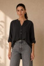 North Crepe Mao Neck Oversized Πουκαμίσα in Black κωδ:1926 Χαρακτηριστικά Γραμμή: Άνετη / Oversized Γιακάς: Mao neck V λαιμόκοψη με κουμπιά Τσέπη στο μπροστινό μέρος Roll-up μανίκια με κουμπάκι Ασύμμετρο μήκος Ανάλαφρο crepe ύφασμα Non Iron – δεν απαιτεί σιδέρωμα One Size – καλύπτει έως X-Large Περιφέρεια στήθους έως περίπου 120 cm Ενδεικτικές Διαστάσεις Μέγεθος Στήθος Μήκος εμπρός Μήκος πίσω One Size έως 120 cm ~68 cm ~74 cm Οδηγίες Φροντίδας Πλύσιμο έως 30°C Χωρίς στύψιμο Φυσικό στέγνωμα Non Iron