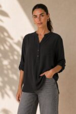 North Crepe Mao Neck Oversized Πουκαμίσα in Black κωδ:1926 Χαρακτηριστικά Γραμμή: Άνετη / Oversized Γιακάς: Mao neck V λαιμόκοψη με κουμπιά Τσέπη στο μπροστινό μέρος Roll-up μανίκια με κουμπάκι Ασύμμετρο μήκος Ανάλαφρο crepe ύφασμα Non Iron – δεν απαιτεί σιδέρωμα One Size – καλύπτει έως X-Large Περιφέρεια στήθους έως περίπου 120 cm Ενδεικτικές Διαστάσεις Μέγεθος Στήθος Μήκος εμπρός Μήκος πίσω One Size έως 120 cm ~68 cm ~74 cm Οδηγίες Φροντίδας Πλύσιμο έως 30°C Χωρίς στύψιμο Φυσικό στέγνωμα Non Iron