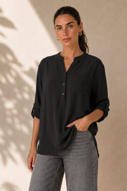 North Crepe Mao Neck Oversized Πουκαμίσα in Black κωδ:1926 Χαρακτηριστικά Γραμμή: Άνετη / Oversized Γιακάς: Mao neck V λαιμόκοψη με κουμπιά Τσέπη στο μπροστινό μέρος Roll-up μανίκια με κουμπάκι Ασύμμετρο μήκος Ανάλαφρο crepe ύφασμα Non Iron – δεν απαιτεί σιδέρωμα One Size – καλύπτει έως X-Large Περιφέρεια στήθους έως περίπου 120 cm Ενδεικτικές Διαστάσεις Μέγεθος Στήθος Μήκος εμπρός Μήκος πίσω One Size έως 120 cm ~68 cm ~74 cm Οδηγίες Φροντίδας Πλύσιμο έως 30°C Χωρίς στύψιμο Φυσικό στέγνωμα Non Iron