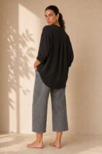 North Crepe Mao Neck Oversized Πουκαμίσα in Black κωδ:1926 Χαρακτηριστικά Γραμμή: Άνετη / Oversized Γιακάς: Mao neck V λαιμόκοψη με κουμπιά Τσέπη στο μπροστινό μέρος Roll-up μανίκια με κουμπάκι Ασύμμετρο μήκος Ανάλαφρο crepe ύφασμα Non Iron – δεν απαιτεί σιδέρωμα One Size – καλύπτει έως X-Large Περιφέρεια στήθους έως περίπου 120 cm Ενδεικτικές Διαστάσεις Μέγεθος Στήθος Μήκος εμπρός Μήκος πίσω One Size έως 120 cm ~68 cm ~74 cm Οδηγίες Φροντίδας Πλύσιμο έως 30°C Χωρίς στύψιμο Φυσικό στέγνωμα Non Iron