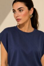 Zest Viscose T-Shirt Κωδ:259 Χαρακτηριστικά Προϊόντος αρακτηριστικά Προϊόντος One Size – καλύπτει έως Medium Plus  Regular fit Κανονικό μήκος T-shirt Απαλό viscose blend ύφασμα Μαλακή και λεία υφή Στρογγυλή λαιμόκοψη Φαρδύ κοντό μανίκι / cap sleeve Non-iron ύφασμα Διαστάσεις Μέτρηση One Size Στήθος έως ~104 cm Περιφέρεια έως ~106 cm Μήκος ~62 cm Φροντίδα Πλύσιμο έως 30°C Στύψιμο μόνο σε χαμηλές στροφές Όχι στεγνωτήριο Φυσικό στέγνωμα Non-iron – δεν χρειάζεται σιδέρωμα Εάν χρειαστεί σιδέρωμα, μόνο σε χαμηλή θερμοκρασία Όχι λευκαντικό