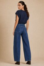 Zest Viscose T-Shirt Κωδ:259 Χαρακτηριστικά Προϊόντος αρακτηριστικά Προϊόντος One Size – καλύπτει έως Medium Plus  Regular fit Κανονικό μήκος T-shirt Απαλό viscose blend ύφασμα Μαλακή και λεία υφή Στρογγυλή λαιμόκοψη Φαρδύ κοντό μανίκι / cap sleeve Non-iron ύφασμα Διαστάσεις Μέτρηση One Size Στήθος έως ~104 cm Περιφέρεια έως ~106 cm Μήκος ~62 cm Φροντίδα Πλύσιμο έως 30°C Στύψιμο μόνο σε χαμηλές στροφές Όχι στεγνωτήριο Φυσικό στέγνωμα Non-iron – δεν χρειάζεται σιδέρωμα Εάν χρειαστεί σιδέρωμα, μόνο σε χαμηλή θερμοκρασία Όχι λευκαντικό