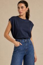 Zest Viscose T-Shirt Κωδ:259 Χαρακτηριστικά Προϊόντος αρακτηριστικά Προϊόντος One Size – καλύπτει έως Medium Plus  Regular fit Κανονικό μήκος T-shirt Απαλό viscose blend ύφασμα Μαλακή και λεία υφή Στρογγυλή λαιμόκοψη Φαρδύ κοντό μανίκι / cap sleeve Non-iron ύφασμα Διαστάσεις Μέτρηση One Size Στήθος έως ~104 cm Περιφέρεια έως ~106 cm Μήκος ~62 cm Φροντίδα Πλύσιμο έως 30°C Στύψιμο μόνο σε χαμηλές στροφές Όχι στεγνωτήριο Φυσικό στέγνωμα Non-iron – δεν χρειάζεται σιδέρωμα Εάν χρειαστεί σιδέρωμα, μόνο σε χαμηλή θερμοκρασία Όχι λευκαντικό