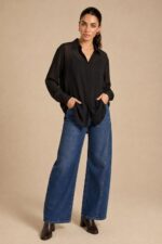 Sheer Crepe Oversized Shirt Κωδ:2691 Χαρακτηριστικά Προϊόντος One Size – καλύπτει έως Large Plus Oversized / loose γραμμή Ελαφρύ sheer crepe ύφασμα Ημιδιάφανο αποτέλεσμα Μαλακή, αέρινη και ρευστή υφή Κλασικός γιακάς Μακρύ μανίκι με μανσέτα Κρυφό κούμπωμα μπροστά για πιο clean αισθητική Ελαφρώς μακρύτερη, χαλαρή γραμμή Non-iron ύφασμα Διαστάσεις Μέτρηση One Size Στήθος έως ~124 cm Περιφέρεια έως ~126 cm Μήκος μπροστά ~72 cm Μήκος πίσω ~76 cm Μήκος μανικιού ~59 cm Φροντίδα Πλύσιμο έως 30°C Χωρίς στύψιμο Όχι στεγνωτήριο Φυσικό στέγνωμα Non-iron  Όχι λευκαντικό