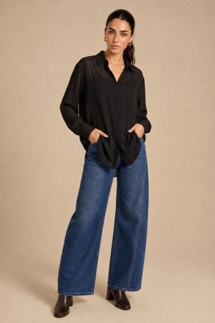 Sheer Crepe Oversized Shirt Κωδ:2691 Χαρακτηριστικά Προϊόντος One Size – καλύπτει έως Large Plus Oversized / loose γραμμή Ελαφρύ sheer crepe ύφασμα Ημιδιάφανο αποτέλεσμα Μαλακή, αέρινη και ρευστή υφή Κλασικός γιακάς Μακρύ μανίκι με μανσέτα Κρυφό κούμπωμα μπροστά για πιο clean αισθητική Ελαφρώς μακρύτερη, χαλαρή γραμμή Non-iron ύφασμα Διαστάσεις Μέτρηση One Size Στήθος έως ~124 cm Περιφέρεια έως ~126 cm Μήκος μπροστά ~72 cm Μήκος πίσω ~76 cm Μήκος μανικιού ~59 cm Φροντίδα Πλύσιμο έως 30°C Χωρίς στύψιμο Όχι στεγνωτήριο Φυσικό στέγνωμα Non-iron  Όχι λευκαντικό