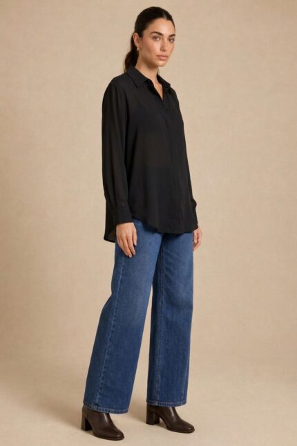 Sheer Crepe Oversized Shirt Κωδ:2691 Χαρακτηριστικά Προϊόντος One Size – καλύπτει έως Large Plus Oversized / loose γραμμή Ελαφρύ sheer crepe ύφασμα Ημιδιάφανο αποτέλεσμα Μαλακή, αέρινη και ρευστή υφή Κλασικός γιακάς Μακρύ μανίκι με μανσέτα Κρυφό κούμπωμα μπροστά για πιο clean αισθητική Ελαφρώς μακρύτερη, χαλαρή γραμμή Non-iron ύφασμα Διαστάσεις Μέτρηση One Size Στήθος έως ~124 cm Περιφέρεια έως ~126 cm Μήκος μπροστά ~72 cm Μήκος πίσω ~76 cm Μήκος μανικιού ~59 cm Φροντίδα Πλύσιμο έως 30°C Χωρίς στύψιμο Όχι στεγνωτήριο Φυσικό στέγνωμα Non-iron  Όχι λευκαντικό
