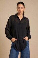 Sheer Crepe Oversized Shirt Κωδ:2691 Χαρακτηριστικά Προϊόντος One Size – καλύπτει έως Large Plus Oversized / loose γραμμή Ελαφρύ sheer crepe ύφασμα Ημιδιάφανο αποτέλεσμα Μαλακή, αέρινη και ρευστή υφή Κλασικός γιακάς Μακρύ μανίκι με μανσέτα Κρυφό κούμπωμα μπροστά για πιο clean αισθητική Ελαφρώς μακρύτερη, χαλαρή γραμμή Non-iron ύφασμα Διαστάσεις Μέτρηση One Size Στήθος έως ~124 cm Περιφέρεια έως ~126 cm Μήκος μπροστά ~72 cm Μήκος πίσω ~76 cm Μήκος μανικιού ~59 cm Φροντίδα Πλύσιμο έως 30°C Χωρίς στύψιμο Όχι στεγνωτήριο Φυσικό στέγνωμα Non-iron  Όχι λευκαντικό