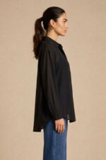Sheer Crepe Oversized Shirt Κωδ:2691 Χαρακτηριστικά Προϊόντος One Size – καλύπτει έως Large Plus Oversized / loose γραμμή Ελαφρύ sheer crepe ύφασμα Ημιδιάφανο αποτέλεσμα Μαλακή, αέρινη και ρευστή υφή Κλασικός γιακάς Μακρύ μανίκι με μανσέτα Κρυφό κούμπωμα μπροστά για πιο clean αισθητική Ελαφρώς μακρύτερη, χαλαρή γραμμή Non-iron ύφασμα Διαστάσεις Μέτρηση One Size Στήθος έως ~124 cm Περιφέρεια έως ~126 cm Μήκος μπροστά ~72 cm Μήκος πίσω ~76 cm Μήκος μανικιού ~59 cm Φροντίδα Πλύσιμο έως 30°C Χωρίς στύψιμο Όχι στεγνωτήριο Φυσικό στέγνωμα Non-iron  Όχι λευκαντικό