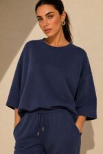 Viscose Φούτερ Top Κωδικός: 182 Χαρακτηριστικά Προϊόντος • One Size – καλύπτει έως X-Large • Πολύ μαλακή σύνθεση με viscose • Loose, άνετη εφαρμογή • Φαρδύ μανίκι • Απαλό, ελαφρύ & breathable ύφασμα • Δεν διαφανίζει • Δεν πιέζει το σώμα • Ιδανικό για everyday, travel & loungewear looks • Non-iron ύφασμα Διαστάσεις • Στήθος: έως 120 cm • Μήκος: περίπου 68 cm Φροντίδα • Πλύσιμο έως 30°C • Χωρίς στύψιμο • Φυσικό στέγνωμα • Δεν απαιτεί σιδέρωμα