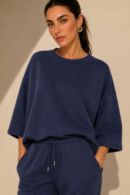 Viscose Φούτερ Top Κωδικός: 182 Χαρακτηριστικά Προϊόντος • One Size – καλύπτει έως X-Large • Πολύ μαλακή σύνθεση με viscose • Loose, άνετη εφαρμογή • Φαρδύ μανίκι • Απαλό, ελαφρύ & breathable ύφασμα • Δεν διαφανίζει • Δεν πιέζει το σώμα • Ιδανικό για everyday, travel & loungewear looks • Non-iron ύφασμα Διαστάσεις • Στήθος: έως 120 cm • Μήκος: περίπου 68 cm Φροντίδα • Πλύσιμο έως 30°C • Χωρίς στύψιμο • Φυσικό στέγνωμα • Δεν απαιτεί σιδέρωμα