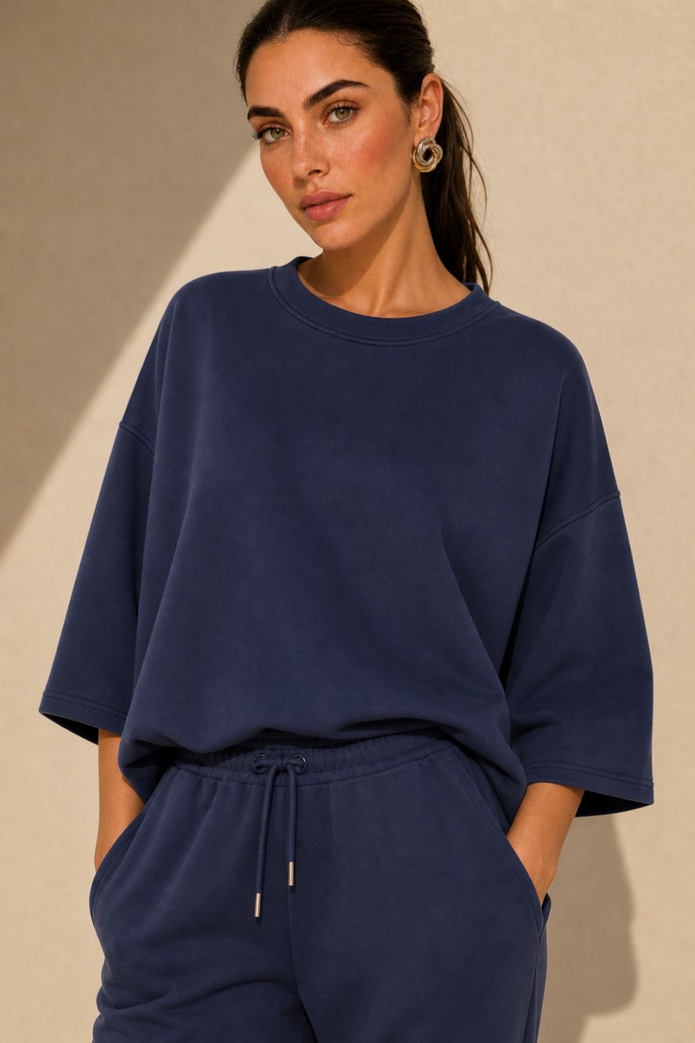 Viscose Φούτερ Top Κωδικός: 182 Χαρακτηριστικά Προϊόντος • One Size – καλύπτει έως X-Large • Πολύ μαλακή σύνθεση με viscose • Loose, άνετη εφαρμογή • Φαρδύ μανίκι • Απαλό, ελαφρύ & breathable ύφασμα • Δεν διαφανίζει • Δεν πιέζει το σώμα • Ιδανικό για everyday, travel & loungewear looks • Non-iron ύφασμα Διαστάσεις • Στήθος: έως 120 cm • Μήκος: περίπου 68 cm Φροντίδα • Πλύσιμο έως 30°C • Χωρίς στύψιμο • Φυσικό στέγνωμα • Δεν απαιτεί σιδέρωμα Viscose Φούτερ Top Κωδικός: 182 Χαρακτηριστικά Προϊόντος • One Size – καλύπτει έως X-Large • Πολύ μαλακή σύνθεση με viscose • Loose, άνετη εφαρμογή • Φαρδύ μανίκι • Απαλό, ελαφρύ & breathable ύφασμα • Δεν διαφανίζει • Δεν πιέζει το σώμα • Ιδανικό για everyday, travel & loungewear looks • Non-iron ύφασμα Διαστάσεις • Στήθος: έως 120 cm • Μήκος: περίπου 68 cm Φροντίδα • Πλύσιμο έως 30°C • Χωρίς στύψιμο • Φυσικό στέγνωμα • Δεν απαιτεί σιδέρωμα