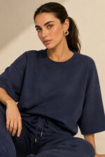 Viscose Φούτερ Top Κωδικός: 182 Χαρακτηριστικά Προϊόντος • One Size – καλύπτει έως X-Large • Πολύ μαλακή σύνθεση με viscose • Loose, άνετη εφαρμογή • Φαρδύ μανίκι • Απαλό, ελαφρύ & breathable ύφασμα • Δεν διαφανίζει • Δεν πιέζει το σώμα • Ιδανικό για everyday, travel & loungewear looks • Non-iron ύφασμα Διαστάσεις • Στήθος: έως 120 cm • Μήκος: περίπου 68 cm Φροντίδα • Πλύσιμο έως 30°C • Χωρίς στύψιμο • Φυσικό στέγνωμα • Δεν απαιτεί σιδέρωμα