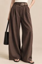 Stella Wide Leg Pants σε καφέ απόχρωση, με ψηλόμεση εφαρμογή, εφέ ζώνης, πιέτες, τσέπες και λάστιχο πίσω. Μαλακό ελαστικό crepe ύφασμα. One Size έως Large.