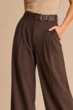Stella Wide Leg Pants σε καφέ απόχρωση, με ψηλόμεση εφαρμογή, εφέ ζώνης, πιέτες, τσέπες και λάστιχο πίσω. Μαλακό ελαστικό crepe ύφασμα. One Size έως Large.